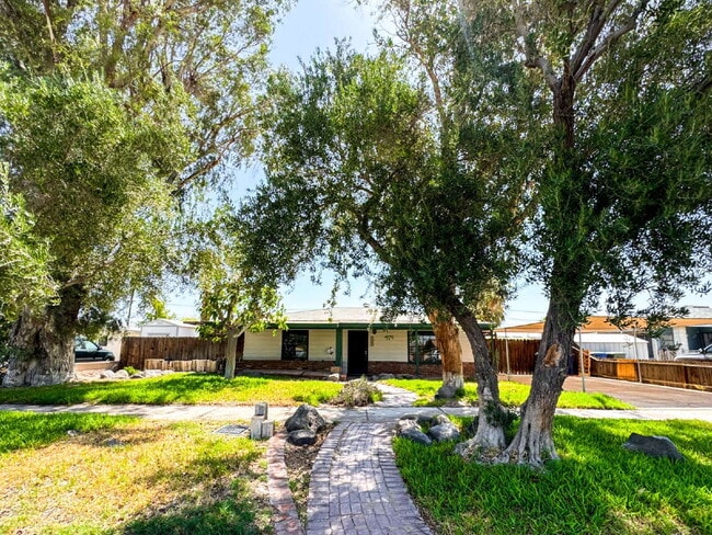 Building Photo - "Charming 3 Bedroom, 2 Bathroom Home with Spacious Living"