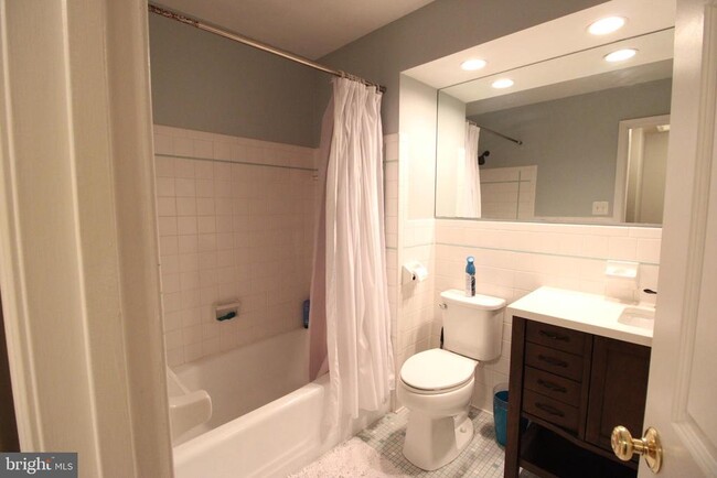 Building Photo - 4401 Jackson Pl