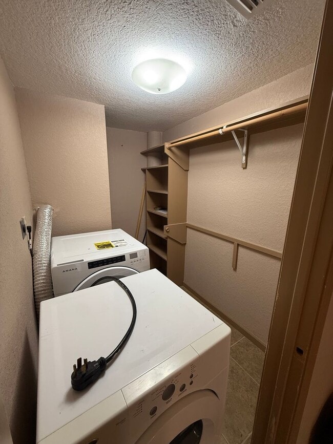 Building Photo - NEW ON MARKET (PRICE DROP!)