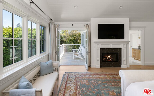 Building Photo - 146 N Carmelina Ave