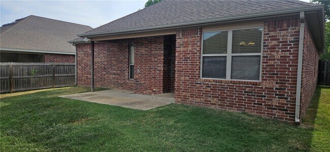 Building Photo - 2641 N Villa Blvd