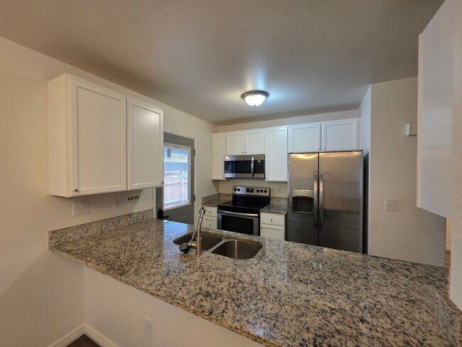 Building Photo - Massive 5 Bedroom Townhouse in Aurora