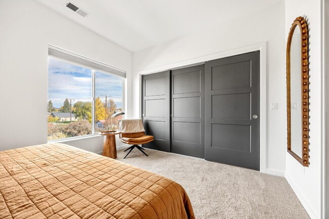 Building Photo - Modern 2-Bed Townhouse... Ideal for Professionals or Travelers