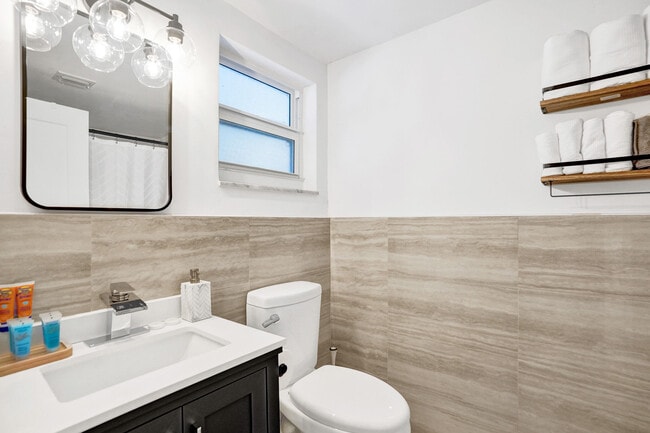 Building Photo - 4658 Bougainvilla Dr