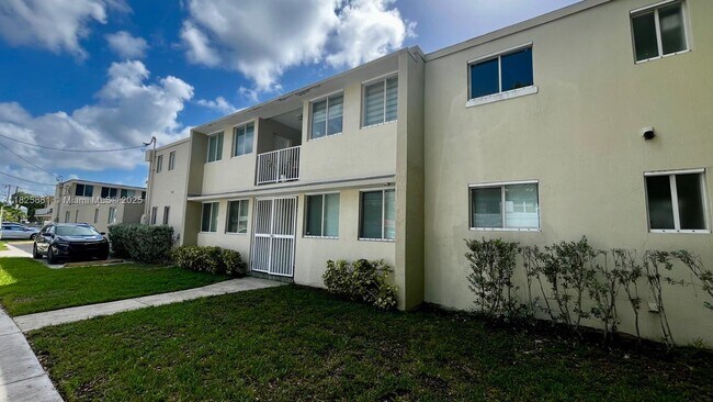 Building Photo - 695 SW 11th St