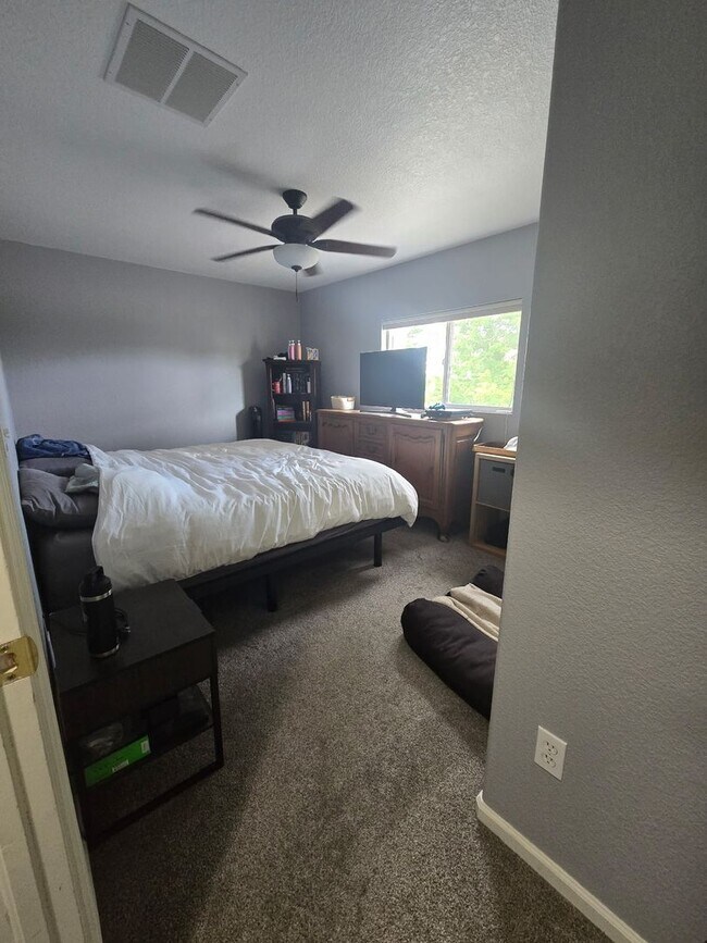 Building Photo - Updated 3BR Townhouse with Garage Availabl...