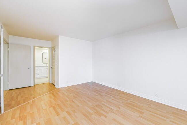 Building Photo - 4807 Woodley Ave