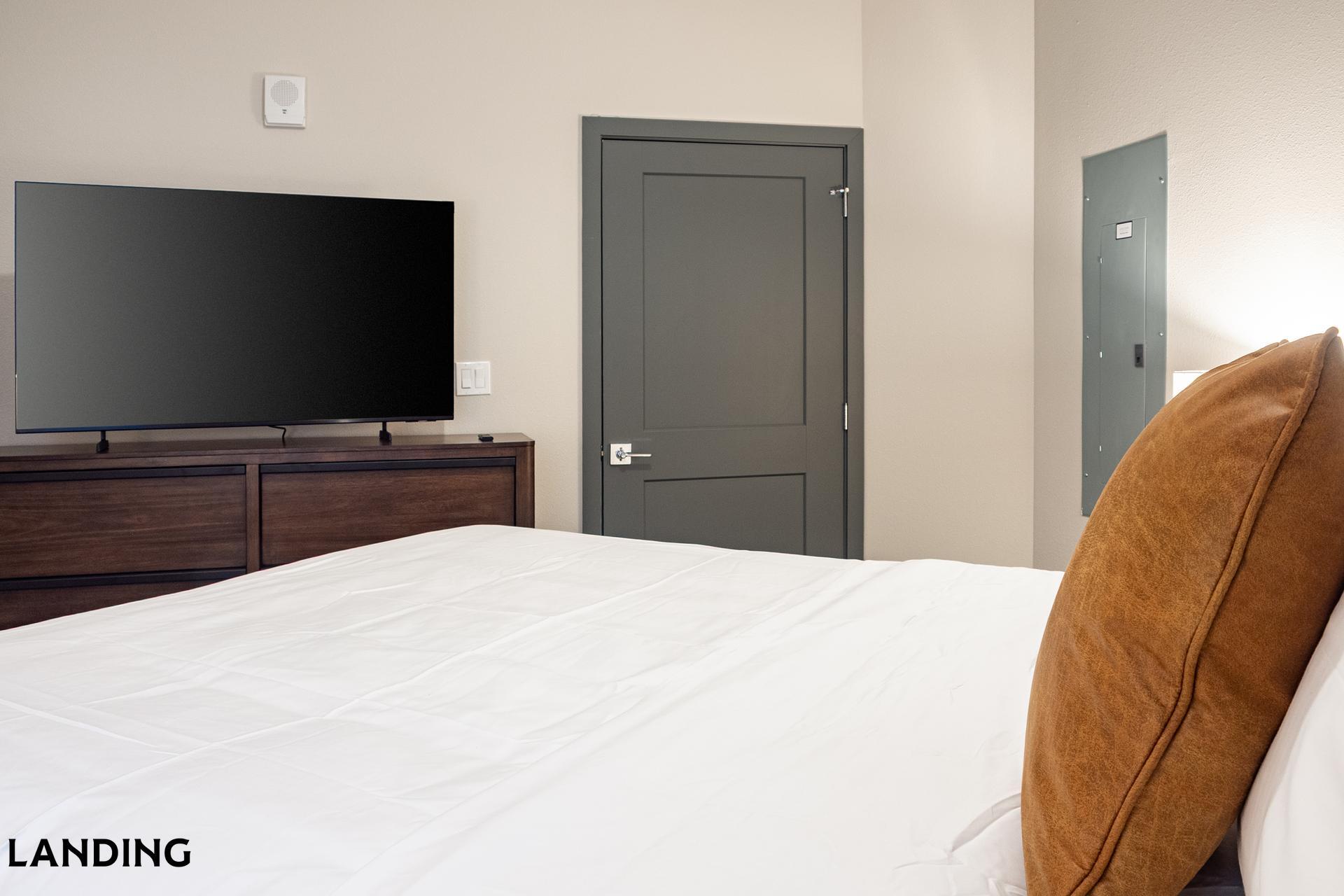 Building Photo - 415 E 2nd St S