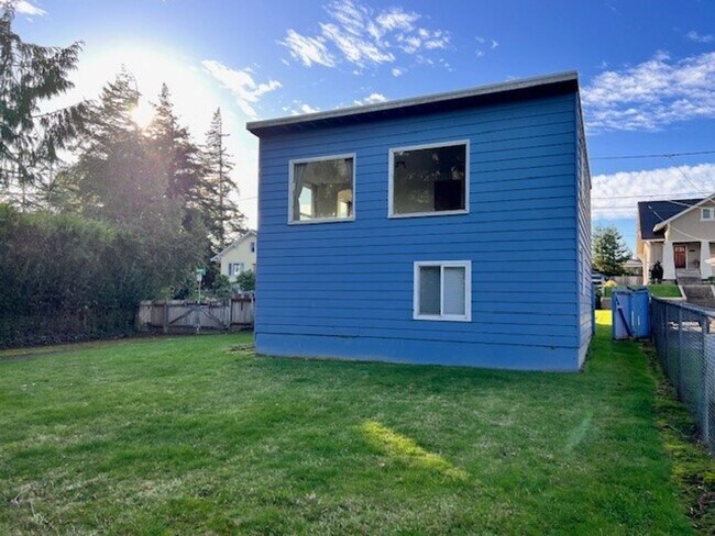 Building Photo - 1918