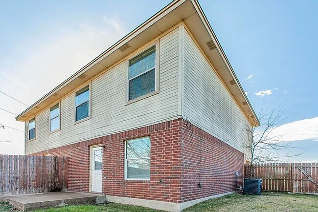 Building Photo - 3 BED / 2 Bath  AVAILABLE END OF JANUARY