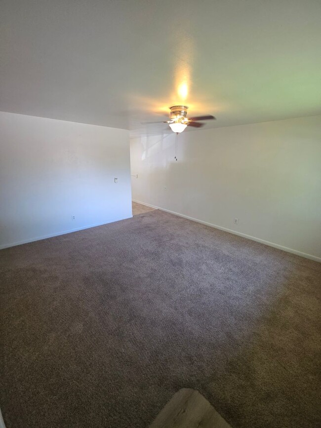 Building Photo - Charming 2 Bed, 1 Bath Apartment - Prime L...