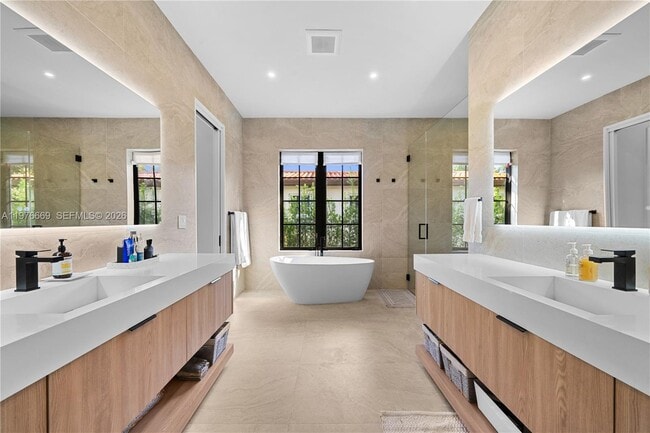 Building Photo - 2015 Country Club Prado