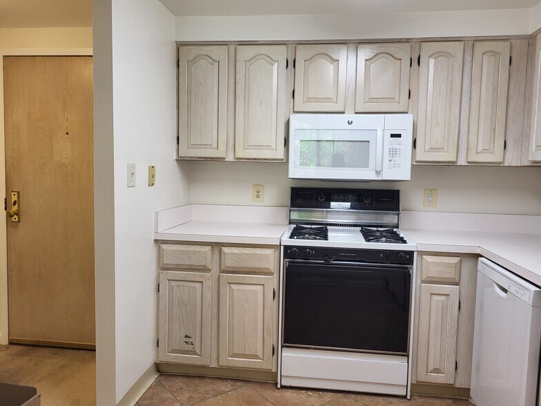 Kitchen & entry door - 4808 Moorland Ln