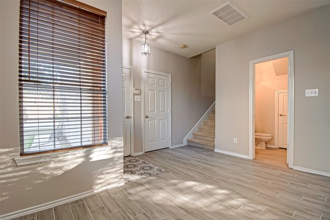 Building Photo - 243 Drake Run Ln