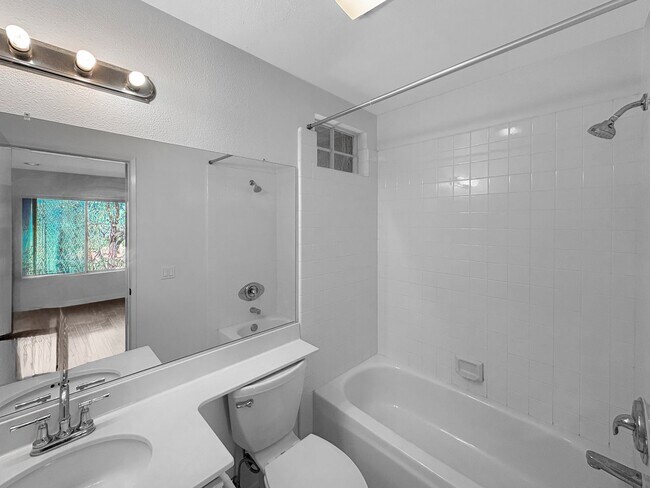 Building Photo - Bright & Spacious 2-Bedroom Home in Mira Mesa