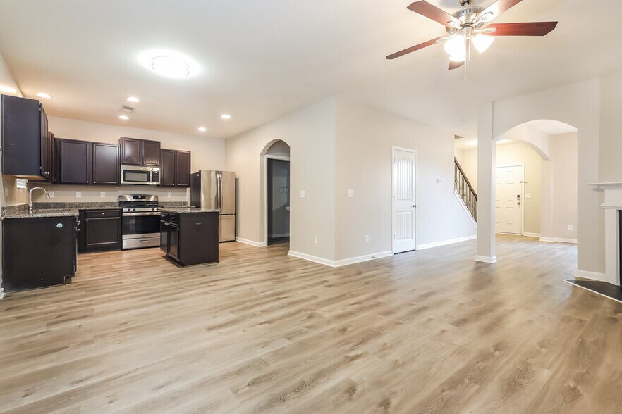 Building Photo - 6596 Woodwell Dr