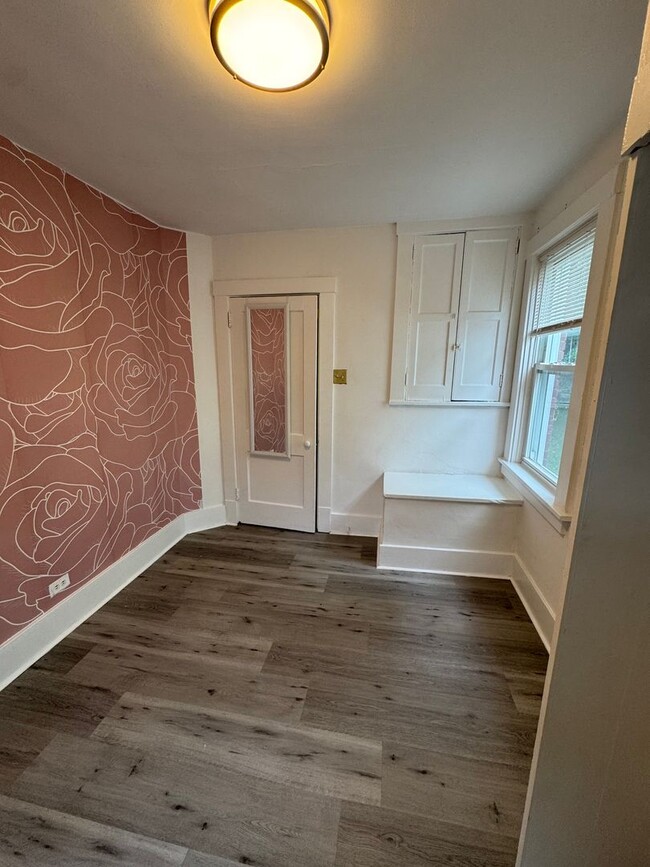 Building Photo - 3 Bedroom 1.5 Bath in Dormont! Off Street ...