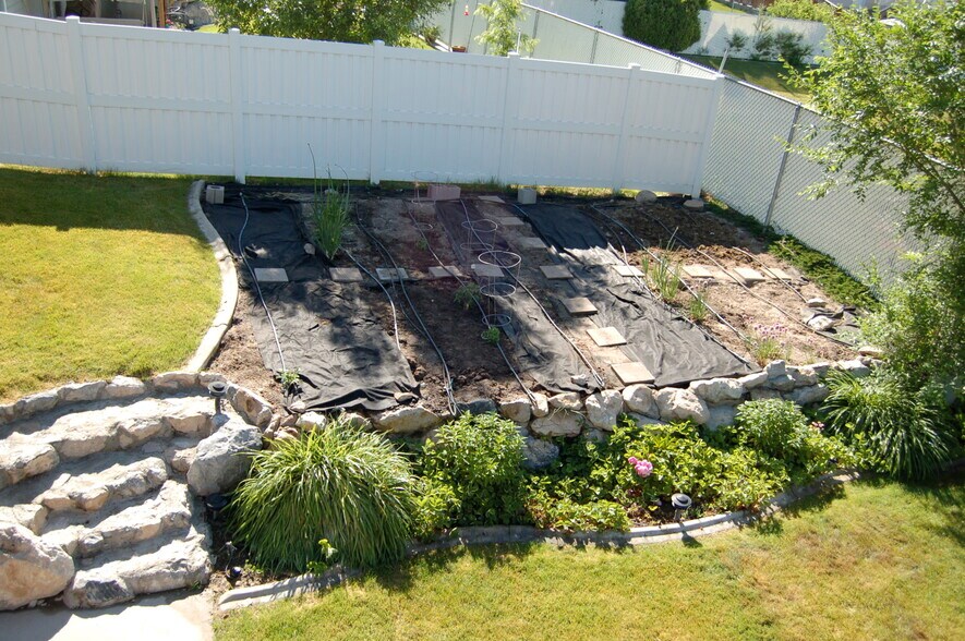Backyard East & Garden - 454 E 800 N
