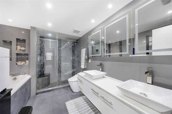 Building Photo - 9801 Collins Ave