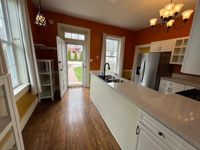 Building Photo - Premium location!  Downtown 3BR 2.5BA with 2 car garage