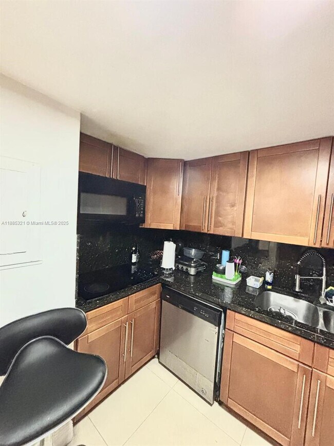 Building Photo - 801 Brickell Bay Dr