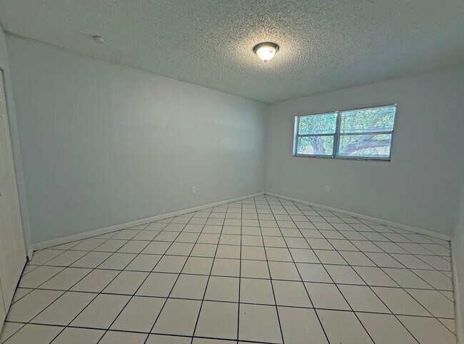 Building Photo - 2 N Fernwood Ave