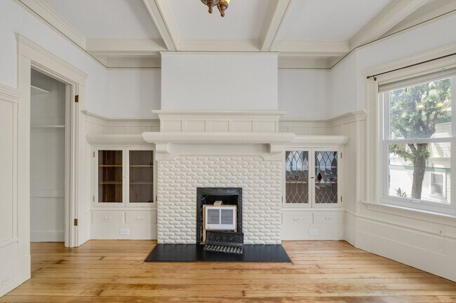 Building Photo - Large, pet friendly 2BR with hardwood floors and laundry in unit