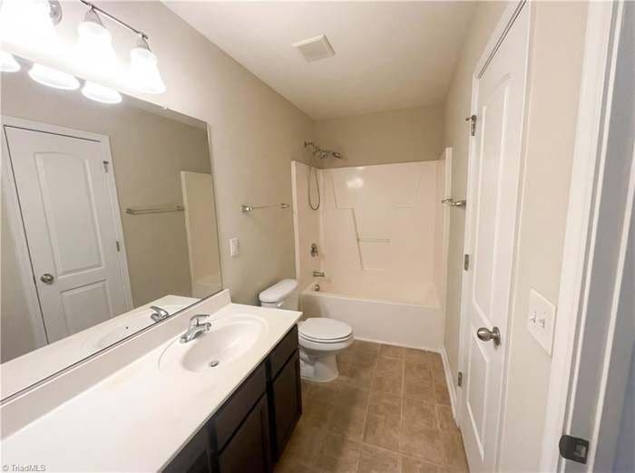 Building Photo - 2518 Macleod St