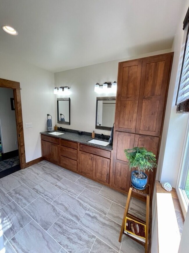 Building Photo - 4 Bedroom Home for Rent in West Bozeman! W...