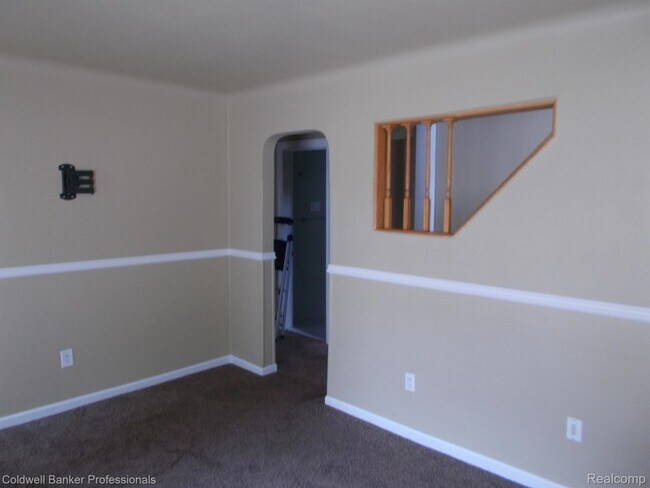 Building Photo - 2205 E 10 Mile Rd