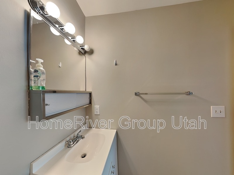 Building Photo - 374 S 1100 E