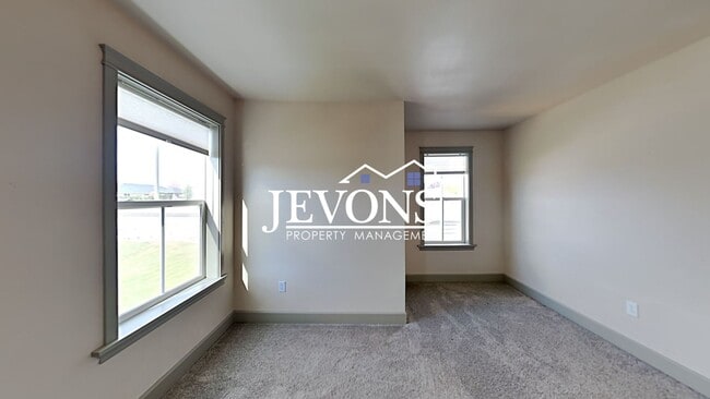 Building Photo - Spacious 4-bedroom home with fully equippe...