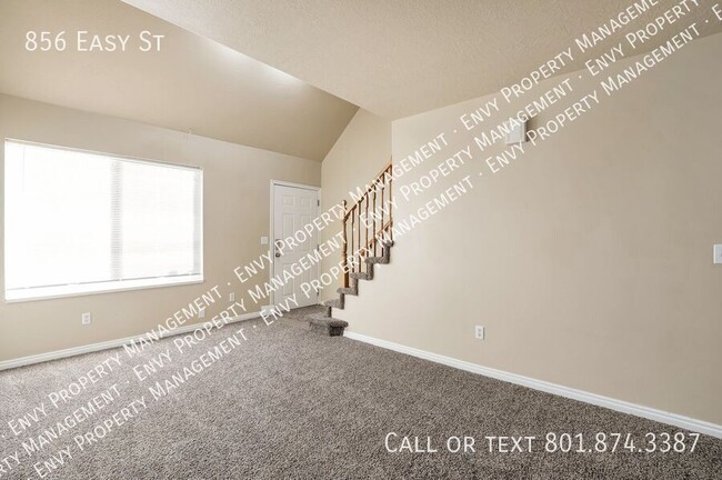 Building Photo - Spacious 3 Bed - 2 Bath - Pet Friendly - 2...