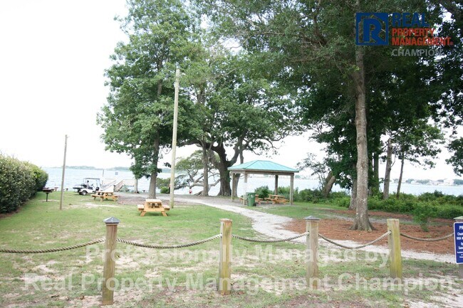 Building Photo - Spacious Home w/Community Access to Intra-...