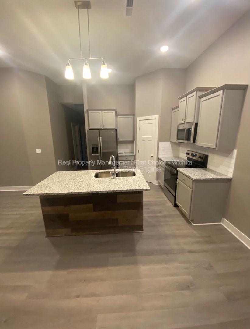 Building Photo - 3318 W 45th St S