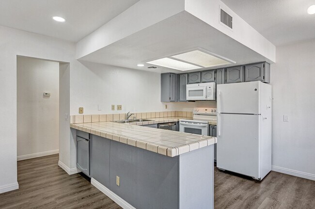 Building Photo - Clean and Ready to Move-in