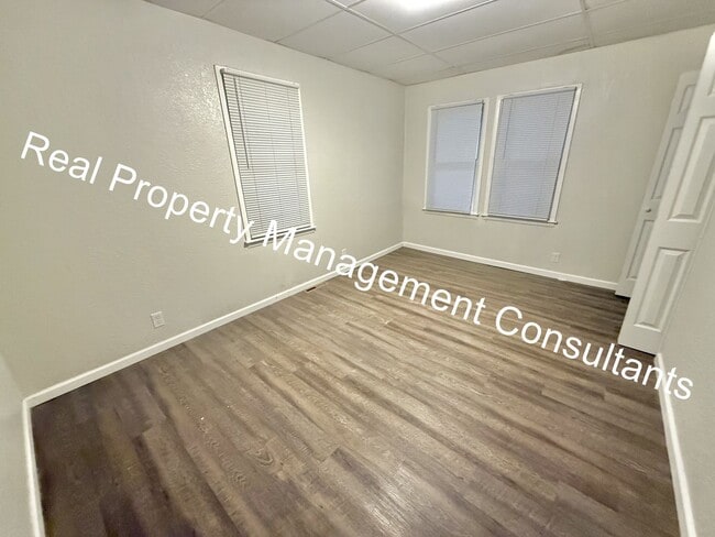 Building Photo - 3 Bed 2 Bath Duplex Now Available!