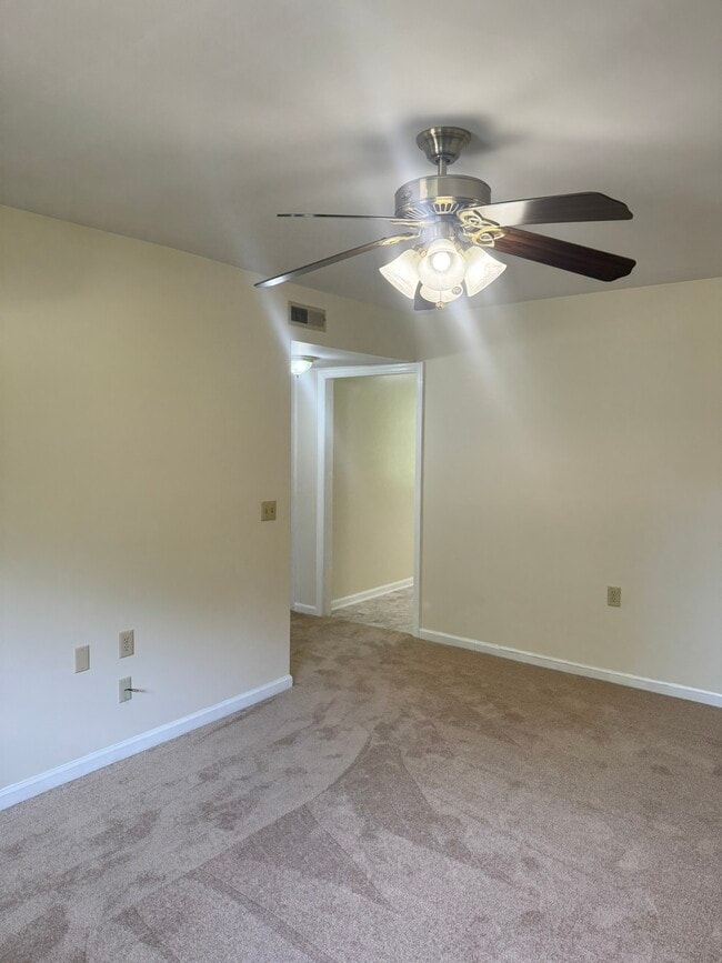 Building Photo - 369 Deer Lake Dr
