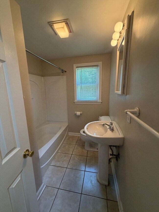 Building Photo - Charming Duplex Near Downtown Blacksburg