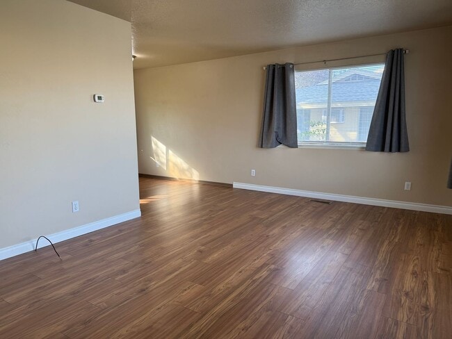 Building Photo - 806-808 W 6th Ave