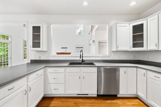 Building Photo - 4107 Lakeview Pkwy