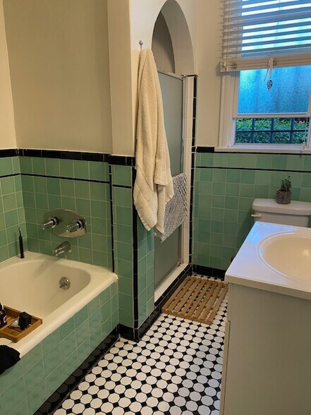 Bathroom - 464 N Spaulding Ave