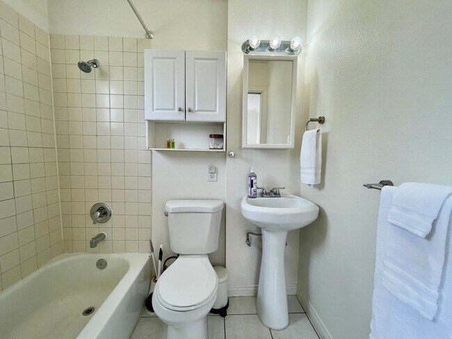 Building Photo - Mission Bay 1 Bed/1 Bath