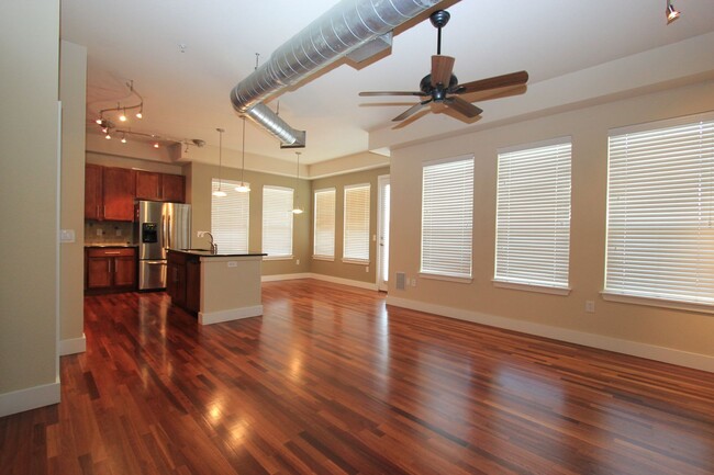 Building Photo - Gorgeous Corner Unit DTC Condo