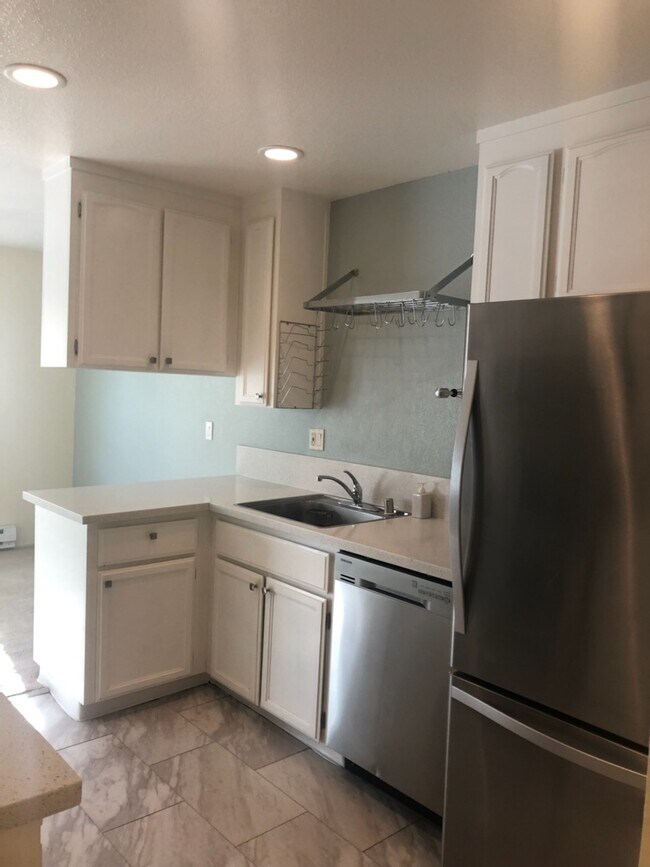 Building Photo - 850 Apricot Ave