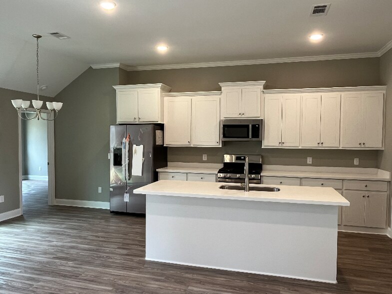 Building Photo - 541 Silver Hill Dr