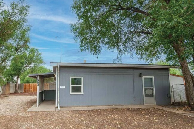 Building Photo - Cozy 1 Bed/1 Bath with ample room for all ...