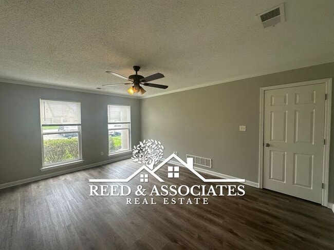 Building Photo - 2-Story Home Located in Quiet Cove!