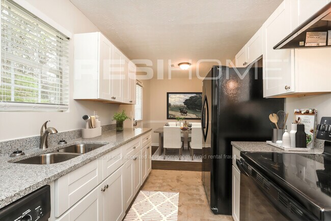 Building Photo - 9245 Club View Trace