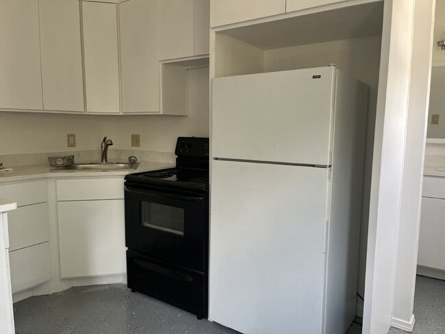 Building Photo - Huge Backhouse Barn